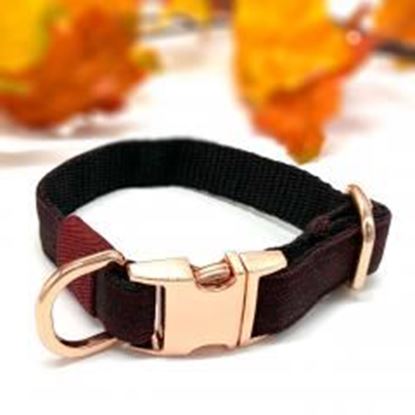 Foto de Dark burgundy denim dog collar with rose gold hardware