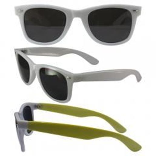 Foto de Color Change Wayfarer with Smoke Polycarbonate Lenses, White Temple Changes to Yellow