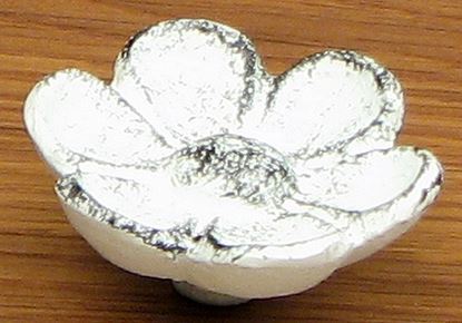 Picture of Cupped Antique White Flower Drawer Pull Set/6