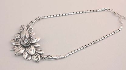 Picture of Silver Tone Flower Necklace