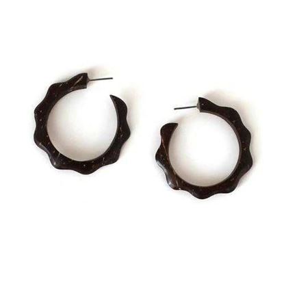 图片 Coconut Wave Hoop Earrings - Natural Artist