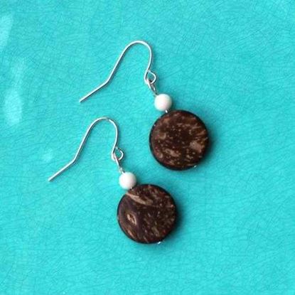 Image de Coconut Shell with Mother of Pearl Drop Earrings - Natural Artist