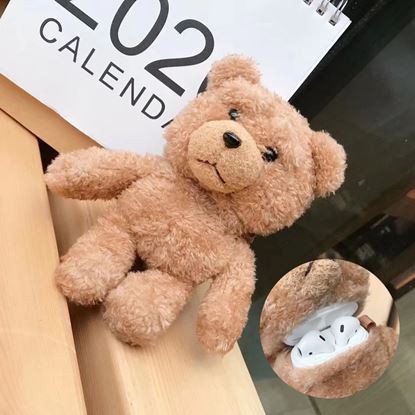 Picture of Teddy Bear applies AirPods case