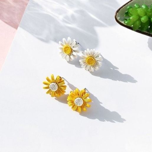 Picture of Sweet Daisy Flower Stud Earrings