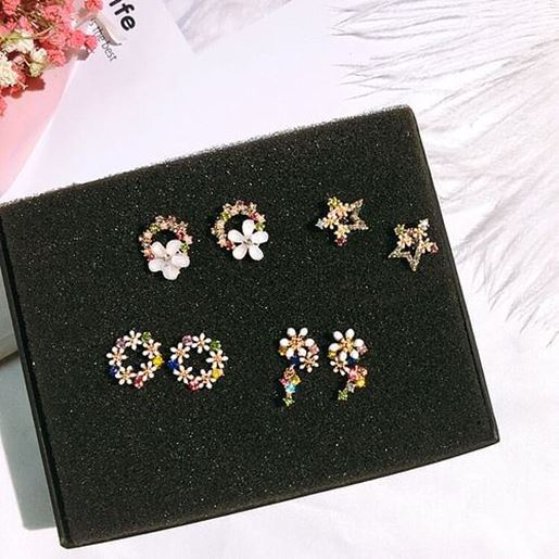 Picture of Fashion Shell Flower Earrings