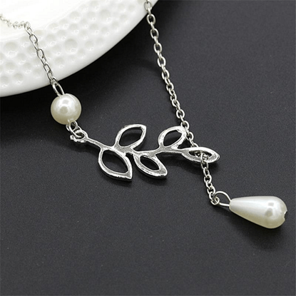 Picture of Fashion Leaf Pearls Chain Necklace