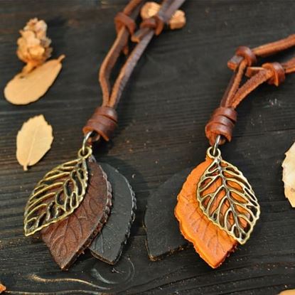 Picture of Geometric Hollow Leaf Necklace